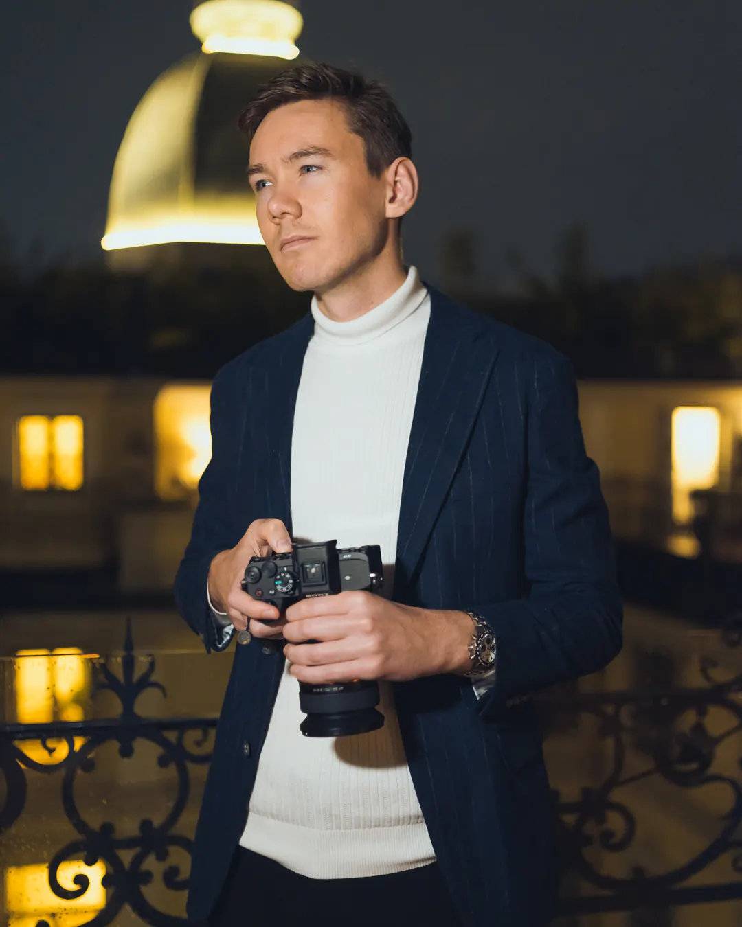 Ritratto uomo con outfit casual-chic e sguardo diretto